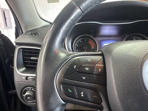 Used 2019 Jeep Cherokee Trailhawk w/ Cold Weather Group AWD/4WD image 12