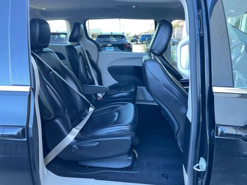 Used 2023 Chrysler Pacifica Touring-L image 28