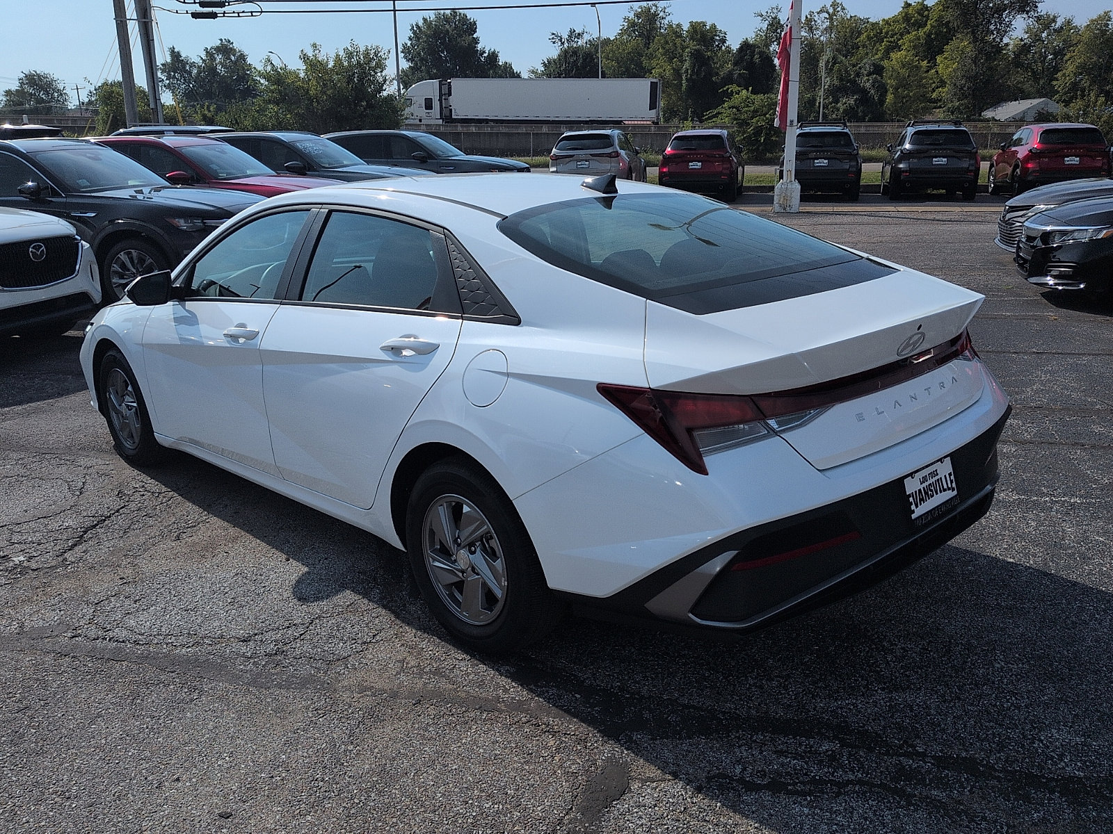 Used 2025 Hyundai Elantra SE FWD image 5