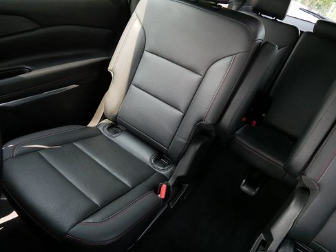 Used 2024 Chevrolet Traverse Z71 w/ Enhanced Driving Package AWD/4WD image 12