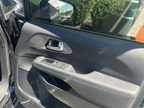 Used 2025 Chrysler Pacifica Select FWD image 18