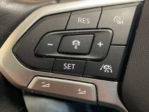 Certified 2023 Volkswagen Jetta SE w/ Panoramic Sunroof Package FWD image 17