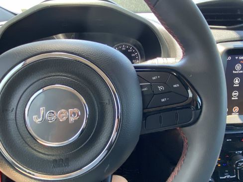 Used 2022 Jeep Renegade Latitude AWD/4WD image 27