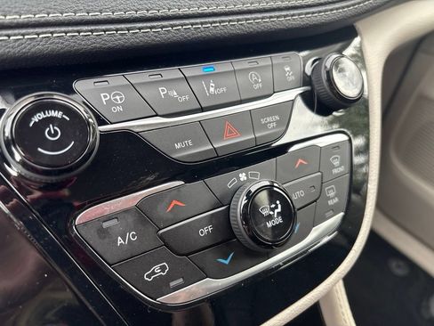Used 2023 Chrysler Pacifica Limited AWD/4WD image 36