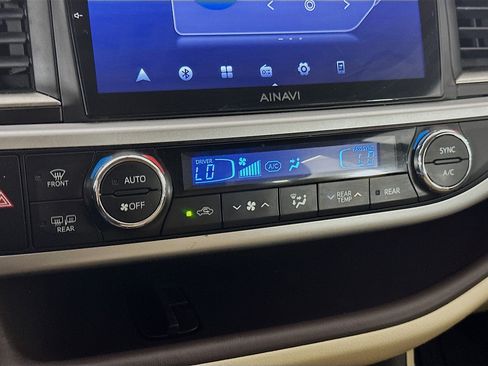 Used 2016 Toyota Highlander XLE AWD/4WD image 23