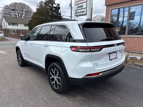 Used 2025 Jeep Grand Cherokee Limited w/ Luxury Tech Group II image 4