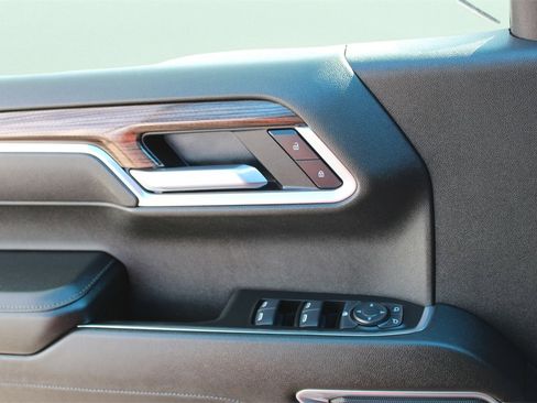 Used 2025 Chevrolet Silverado 1500 LT image 18