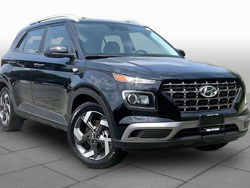 Used 2025 Hyundai Venue SEL FWD image 2