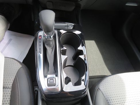 Used 2025 Chevrolet Trax LT FWD image 4