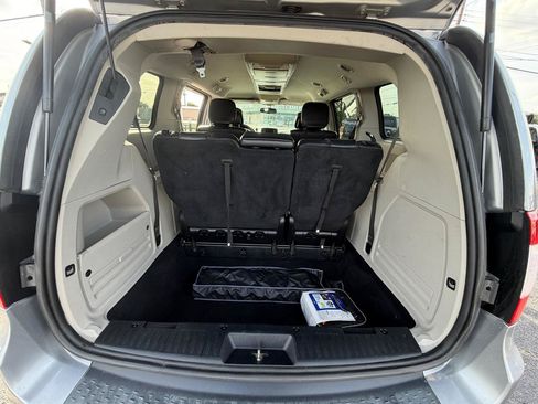 Used 2015 Chrysler Town & Country Touring FWD image 16