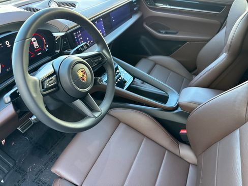 Certified 2025 Porsche Macan 4S Electric AWD/4WD image 4