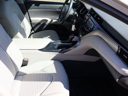 Used 2020 Toyota Camry SE image 11