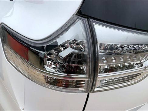 Used 2020 Toyota Sienna SE FWD image 27