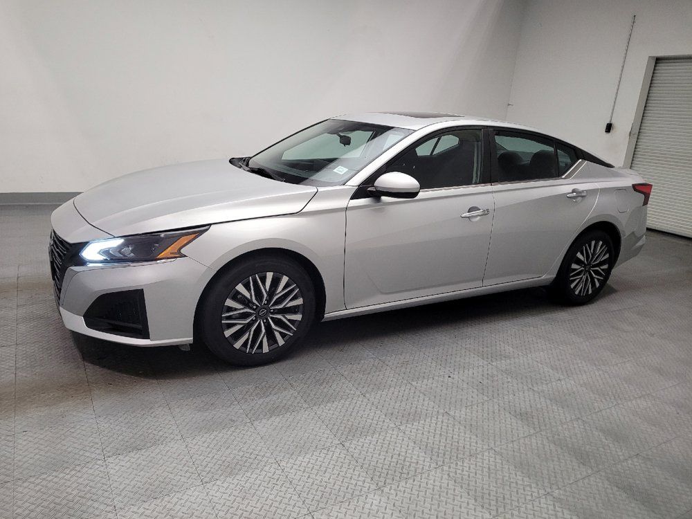 Used 2023 Nissan Altima 2.5 SV w/ SV Premium Package FWD image 2