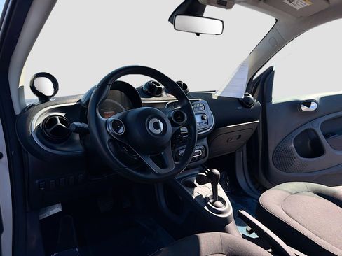 Used 2016 smart fortwo passion RWD image 4