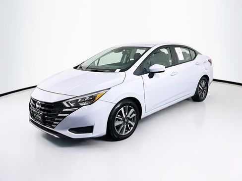 Used 2025 Nissan Versa SV image 3