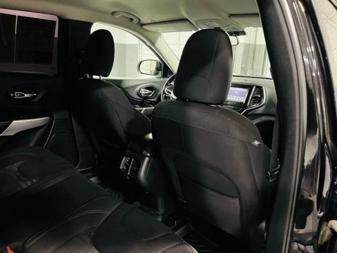 Used 2019 Jeep Cherokee Latitude AWD/4WD image 24