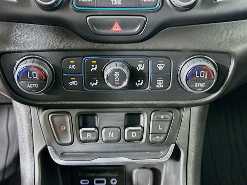 Used 2018 GMC Terrain SLT w/ Infotainment Package II AWD/4WD image 24