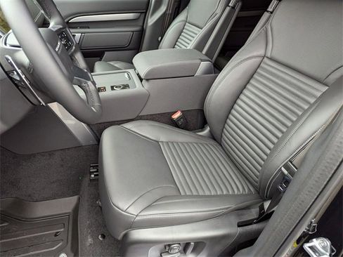 New 2025 Land Rover Discovery Dynamic SE image 12