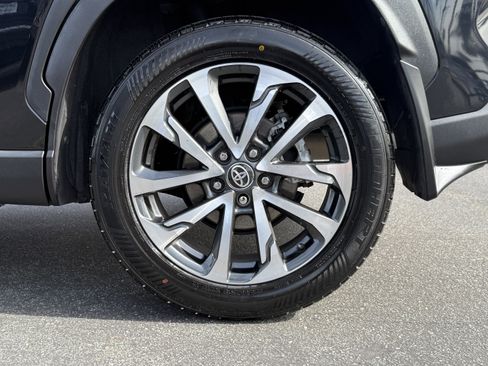 Used 2022 Toyota Corolla Cross XLE w/ Convenience Package image 11