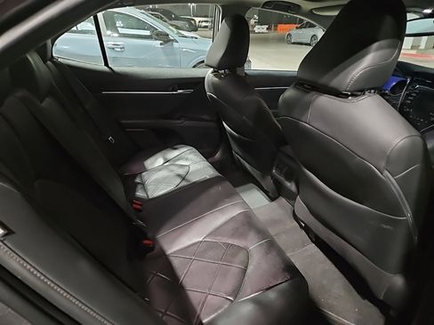 Used 2018 Toyota Camry XLE image 9