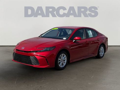 Used 2025 Toyota Camry LE image 3