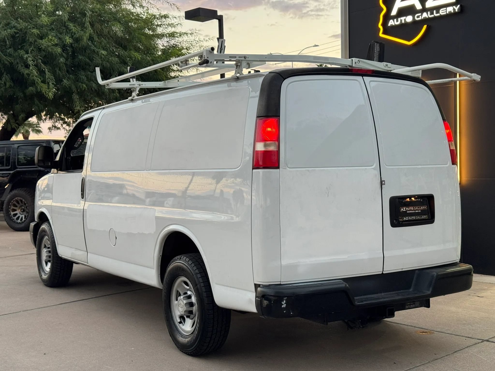 Used 2018 Chevrolet Express 2500 w/ Driver Convenience Package RWD image 7
