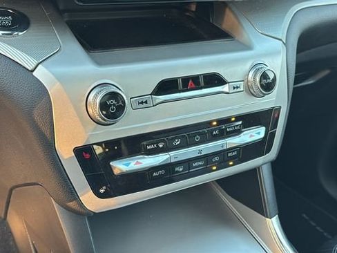 Used 2022 Ford Explorer XLT w/ Equipment Group 202A AWD/4WD image 19