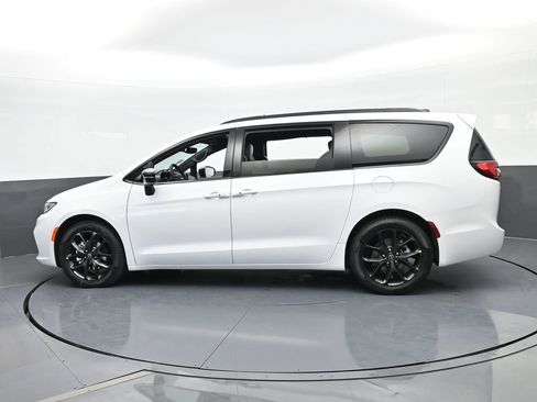 New 2026 Chrysler Pacifica Select image 3