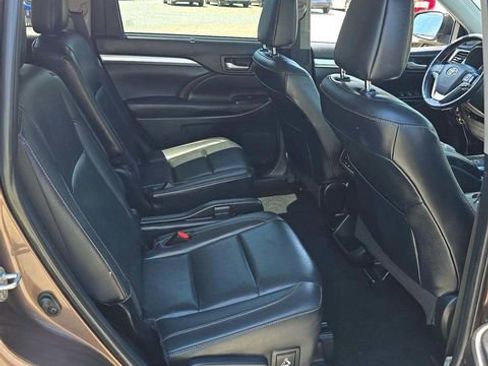 Used 2019 Toyota Highlander XLE AWD/4WD image 15
