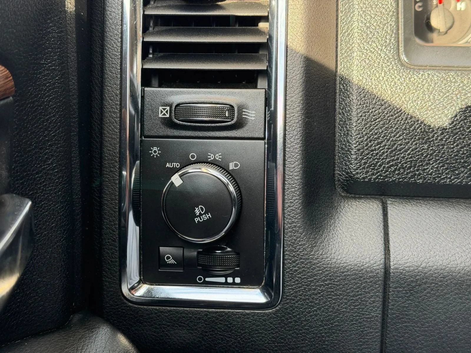 Used 2016 RAM 1500 Laramie w/ Convenience Group AWD/4WD image 17