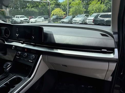 Used 2024 Kia Carnival LX FWD image 29