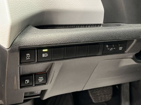 Used 2025 Toyota Sienna XLE image 30