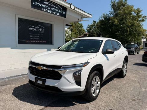 Used 2024 Chevrolet Trax LS w/ Driver Confidence Package FWD image 1