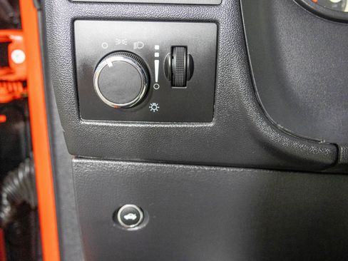 Used 2014 Dodge Challenger SXT image 20