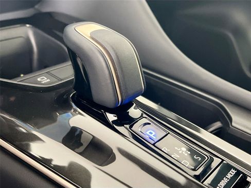 Used 2025 Toyota Crown Signia Limited w/ Advanced Technology Package image 17