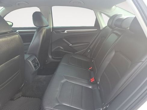 Used 2018 Volkswagen Passat 2.0T SE image 14
