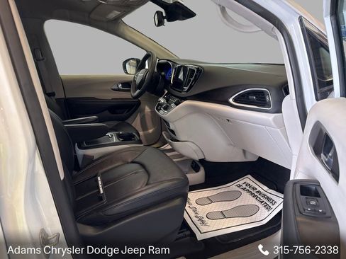 Used 2024 Chrysler Pacifica Touring-L FWD image 14