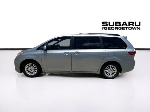 Used 2017 Toyota Sienna XLE Premium FWD image 4