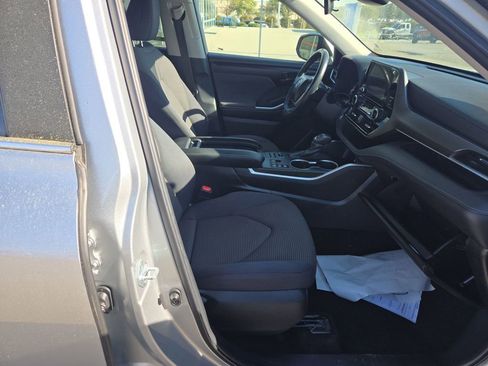 Used 2024 Toyota Highlander LE AWD/4WD image 63