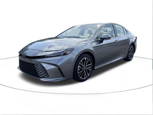 Used 2025 Toyota Camry XLE FWD image 7