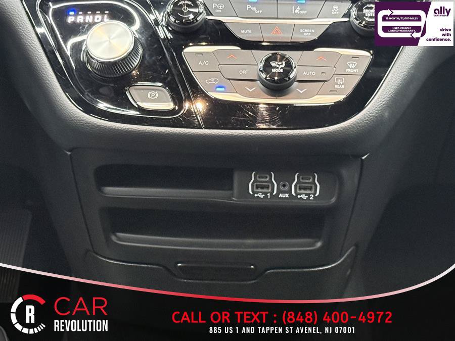 Used 2024 Chrysler Pacifica Limited FWD image 25