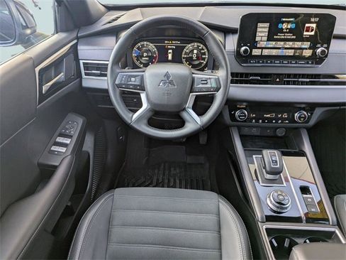 Used 2024 Mitsubishi Outlander SE Black Edition image 17