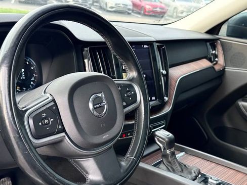 Used 2021 Volvo XC60 T5 Momentum w/ Premium Package AWD/4WD image 10