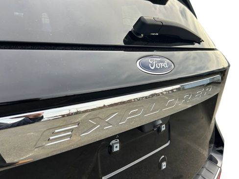 Used 2022 Ford Explorer Limited w/ Equipment Group 301A AWD/4WD image 36