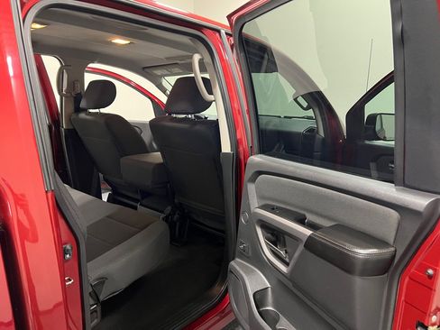 Used 2015 Nissan Titan S image 11