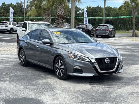 Used 2021 Nissan Altima 2.5 SV w/ SV Premium Package FWD image 2