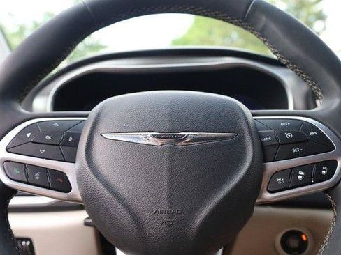 Used 2022 Chrysler Pacifica Touring-L FWD image 11