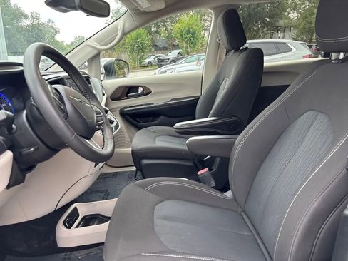 Used 2023 Chrysler Voyager LX FWD image 10