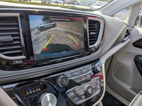 Used 2024 Chrysler Pacifica Limited image 21